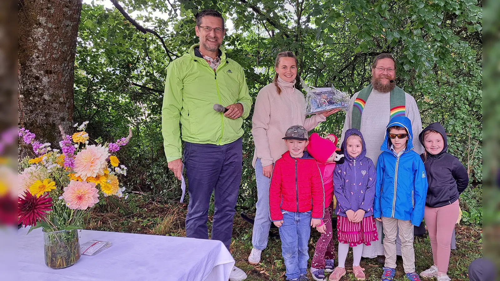 Elternbeiratsvorsitzender Roman Beer, die scheidende Kindergartenleitung Theresa Appel, Diakon Bernd Deyerl und die Vorschulkinder. (Bild: Jürgen Leißner)