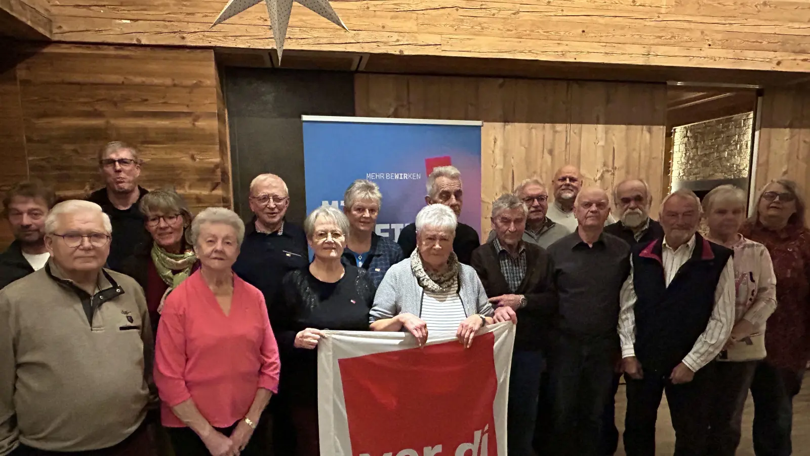 Die geehrten Verdi-Mitglieder bei der Feierstunde des Ortsvereins Sulzbach-Rosenberg mit Gewerkschaftssekretär Pascal Attenkofer (Sechster von rechts) und stellvertretender Verdi-Ortsvorsitzenden Petra Schilling (rechts).  (Bild: Andreas Royer)