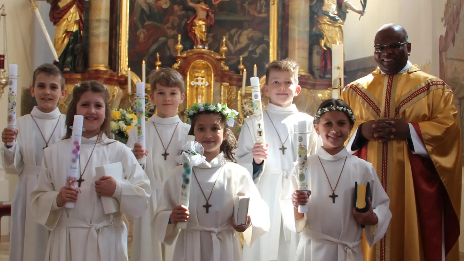 Die Erstkommunionkinder aus der Pfarrei Lintach mit Pfarrer Moses Gudapati. (Bild: Ina Piehler)