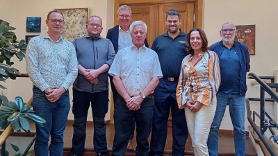 von links nach rechts: Christoph Hollweck (SJR), Christian Glaßer (CVJM), OB Michael Cerny, Franz Koholka (Knappschaftskappelle der Stadt Amberg), Patrick Wittmann (Freiwillige Feuerwehr der Stadt Amberg) Anne Meißner-Wagner und Alain Beaudet (beide: „Amberger Kinder helfen e.V.“) bei der Spendenübergabe aus dem Erlös der Fundsachenversteigerung im Rathaus.  (Bild: Josef Singer)