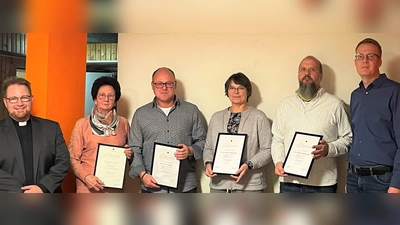 Kolping-Vorsitzender Andreas Greiner (rechts) und Kolping-Präses Pfarrer Daniel Fenk (links) bedanken sich bei den langjährigen Mitgliedern.  (Bild: rgr)