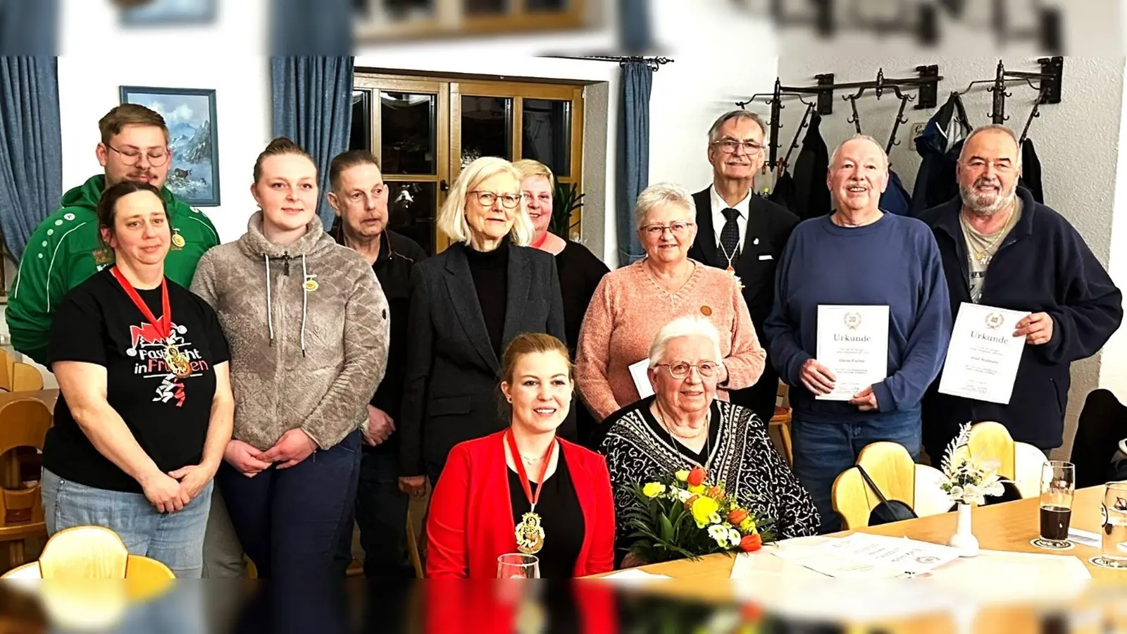 Die Verantwortlichen der Narhalla danken in der Jahreshauptversammlung treuen Mitgliedern. (Bild: D. Fischer/exb)