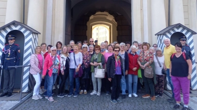 Die Reisegruppe beim Eingang zur Prager Burg. (Bild: Angelika Vogl)