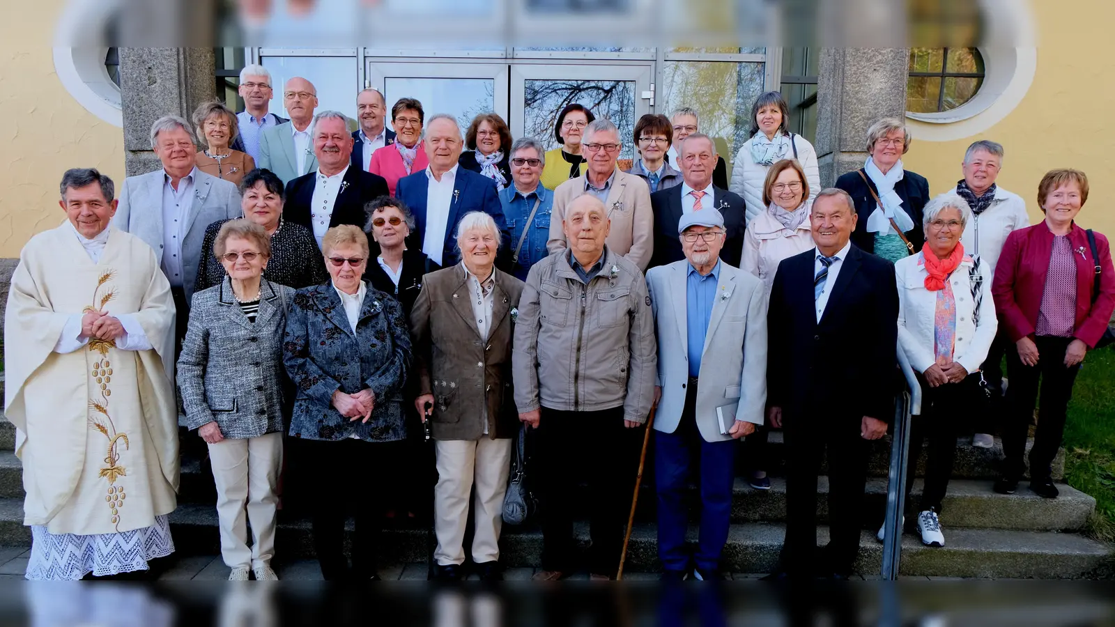 Die katholische Pfarrgemeinde St. Johannes der Täufer stand am Weißen Sonntag ganz im Zeichen der Jubelkommunion mit Pfarrer Max Früchtl (links). (Bild: Fred Lehner)