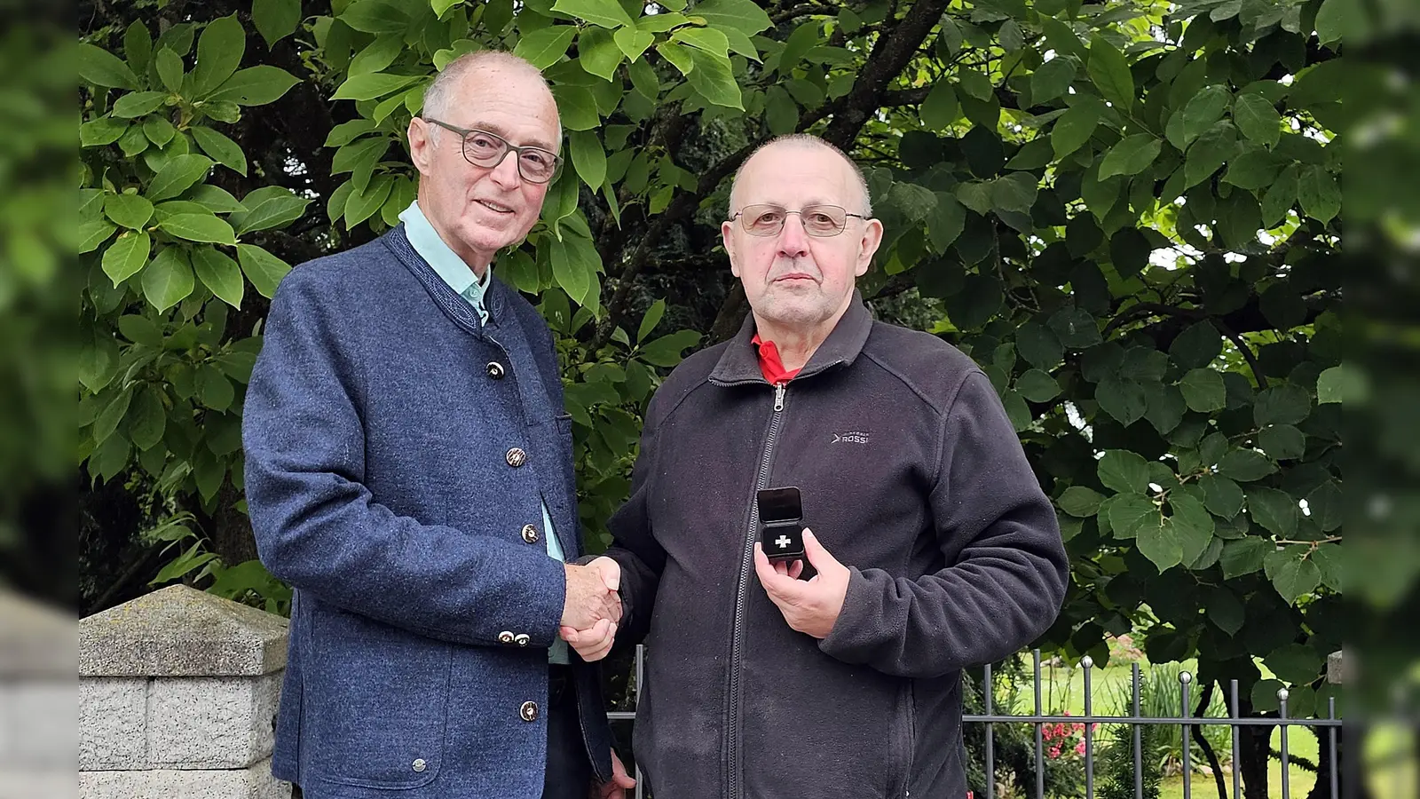 li. Peter Ertl, 1. Vors. 7er- u. Kameradschaftsbund Weiden, Hans Kick, Geehrter mit Veteranenabzeichen. (Bild: Reinhard Kreuzer)