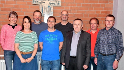 Die neu gewählten Mitglieder der Kirchenverwaltung Aschach-Raigering (von links) Sprecherin des PGR Kerstin Püschl, , Sonja Kohl, Thomas Drexler, Jürgen Baldauf, Stefan Binner, Pfarrer Eduard Kroher, Georg Erras, Kirchenpfleger Klaus Donhauser (Bild: Alfred Schorner)