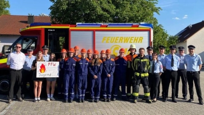 Mit großen Erfolg haben zehn Jugendliche aus den beiden Feuerwehren Mendorferbuch-Egelsheim und Adertshausen die Jugendspange abgelegt. Dazu gratulierten auch die beiden Kreisbrandmeister Alexander Graf, Florian Schlegel und Helmut Braun sowie Bürgermeister Florian Junkes (links). (Bild: Paul Böhm)