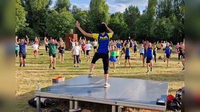 „Fit in den Feierabend“ auf der Bleichwiese bringt Menschen zusammen. (Bild: Stefan Schmidt)