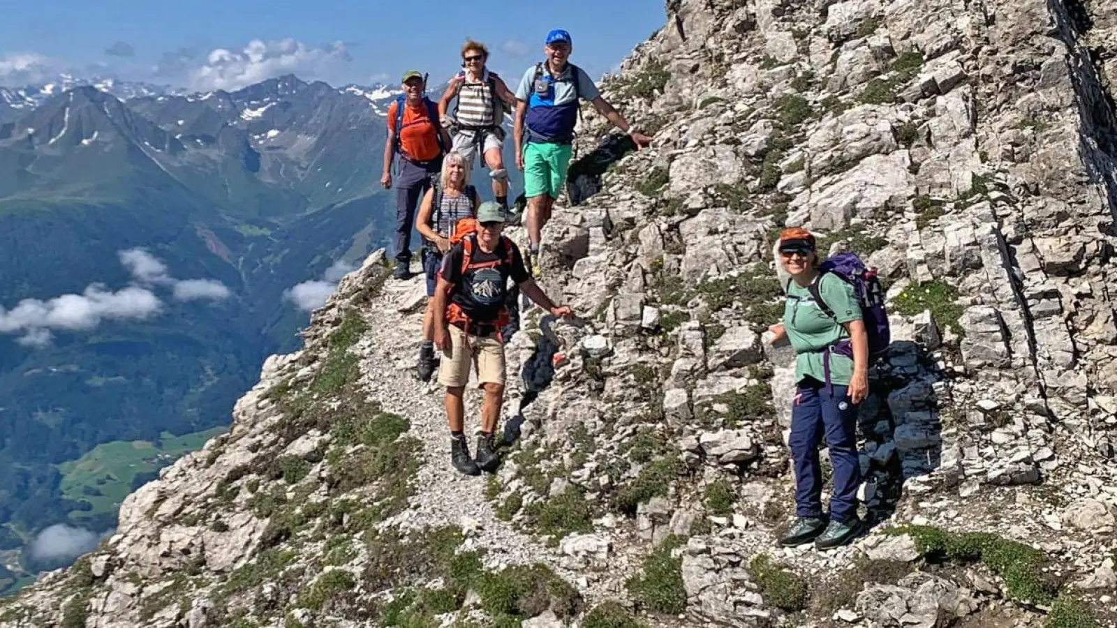 Josef Kunz, Christa Watzke und Tourenführer Rainer Rahn (hinten), Edith Thurner, Gerhard Glöckner und Michaela Veit (von links) unterwegs auf dem Freihungen-Höhenweg.<br> (Bild: Rainer Rahn)