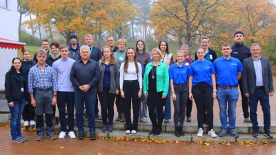 Schulleiter Hubert Reil (ganz rechts) konnte zahlreiche Betriebe, Institutionen und eine Berufsschule aus der Region an der Pfalzgraf-Friedrich-Mittelschule begrüßen (Bild: Andrea Scherm)