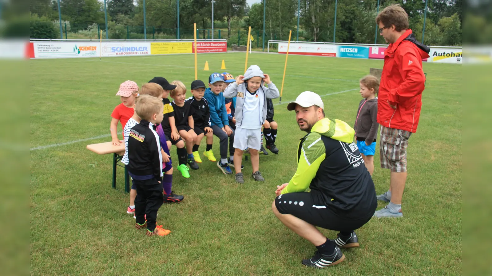 Die Betreuer Tobias Schwägerl und Thomas Geisler erklären den Kindern ihre Übung. (Bild: Norbert Neid)