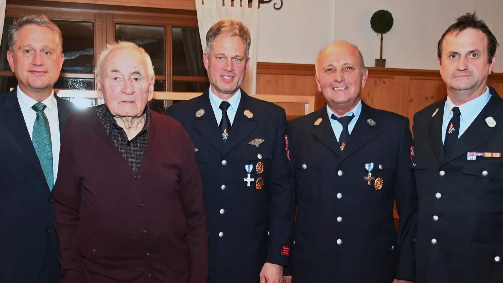 50 beziehungsweise sogar 70 Jahre gehören Josef Erras und Franz Demleitner der Traßlberger Feuerwehr an (von links): Bürgermeister Hermann Böhm, Franz Demleitner, Vorsitzender Christian Beck, Josef Erras und Kommandant Maximilian Rösch. (Bild: gf)