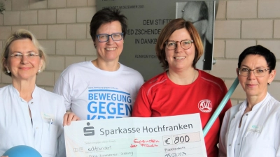 Chefärztin Dr. Maria Dietrich (links) und Leitende Oberärztin Dr. Natalija Deuerling (rechts) nahmen die Spende von Doris Gimmel (Zweite von links) und Sandra Meiler vom TV Lorenzreuth entgegen. (Bild: Klinikum Fichtelgebirge/exb)