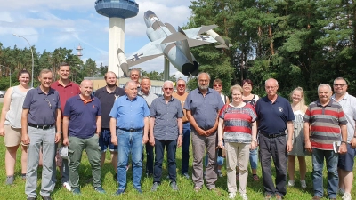 ASP Besuchergruppe, im Hintergrund eine Lockheed F-104 „Starfighter” und der neue Tower am Flugplatz Manching.<br><br> (Bild: Markus Donhauser)