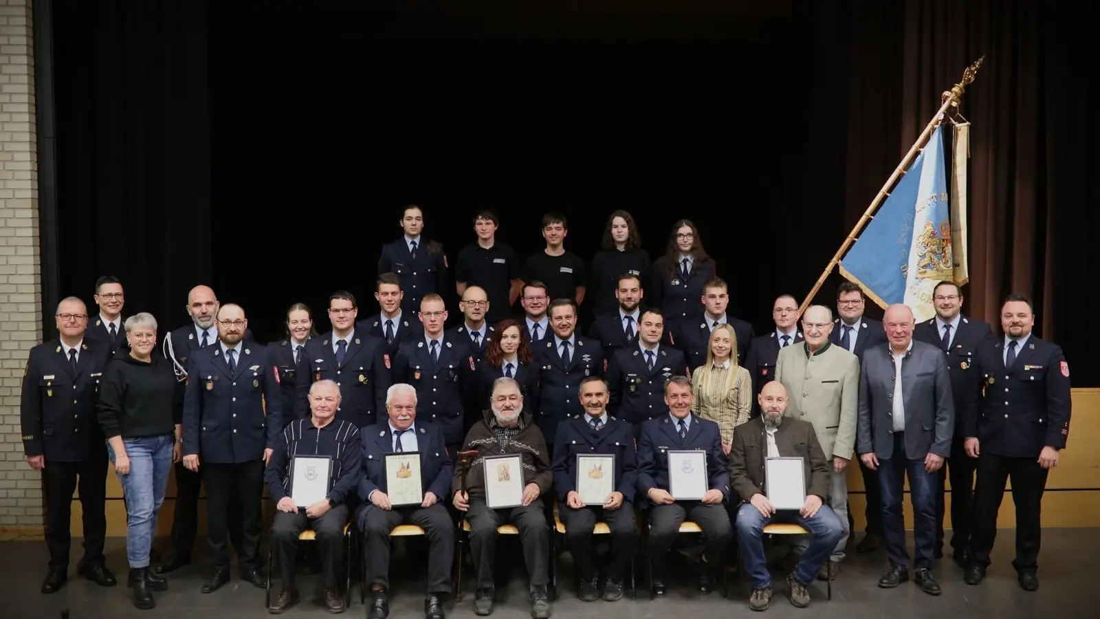 von links: KBR Christof Strobl, KBI Armin Daubenmerkl, SPD Lisa Hartinger, Sebastian Horst, Sebastian Gassner, Lena Lassen, Willi Schnaus, Thomas Walter, Luis Benker, Michael Heldmann, Jakob Wiesgickl, Maximilan Baumer, Wolfgang Roggenhofer, Leon Stein, Michael Lautenschlager, Selina Ernst, Tobias Schneider, Jonas Rauch, Johannes Engelhard, Georg Horst, Mia Pirner, Dominik Piehler, Felix Götz, Thomas Birner, Michelle Auer, Maximilian Scherer, CSU Elisabeth Gruber, Thomas Luber, Daniel Pohl, 3. BGM Hubert Blödt, Wolfgang Rubenbauer, 1. BGM Roland Strehl, 1. Kdt. Alwin Holzner, 1. Vorstand Christopher Richter. (Bild: Christopher Richter)