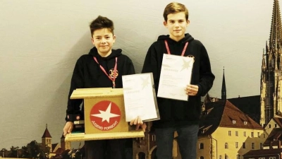  Leonhard Hierhammer und Timo Kurz mit ihrer Sortiermaschine beim Regionalwettbewerb in der Kategorie „Technik“  (Bild: Wolfgang Schrüfer )