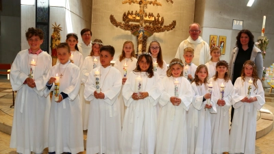 Die 14 Kommunionkinder der Pfarrei St. Antonius/ St. Wolfgang Kümmersbruck mit Kommunionbegleiterin Daniela Settele, Pfarrer Wolfgang Bauer und Gemeindereferentin Elisabeth Harlander (3. Reihe v.r.n.l.) (Bild: Foto Frey)