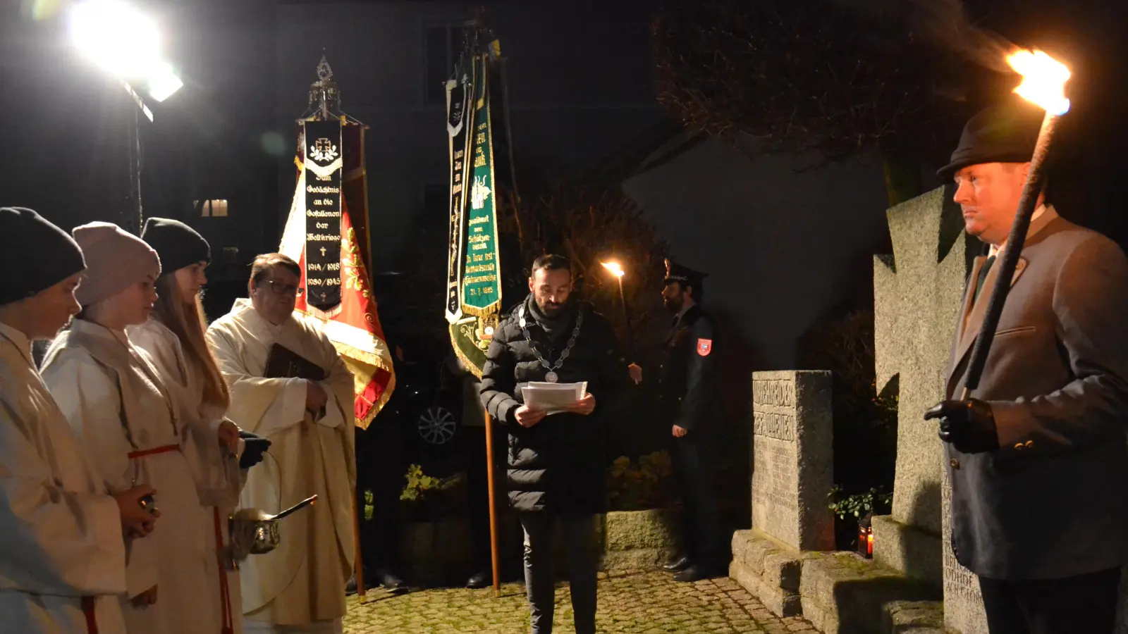 Die Dorfgemeinschaft Heumaden mit ihren Weilern feierte mit einem Gottesdienst das Patrozinium ihrer Kapelle St. Leonhard. Mit eingebunden war der Volkstrauertag. Dabei wurde der Opfer der beiden Weltkriege am Kriegerdenkmal sowie an die Schrecken der Kriege von heute durch Bürgermeister Armin Bulenda gedacht.  (Bild: Peter Garreiss)