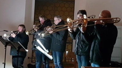 Das Bläserensemble gestaltete die erste Lichterrorate mit adventlichen Weisen und begleitete die Lieder in der Pfarrkirche. Die Musiker erhielten am Ende großen Beifall. (Bild: Peter Garreiss)