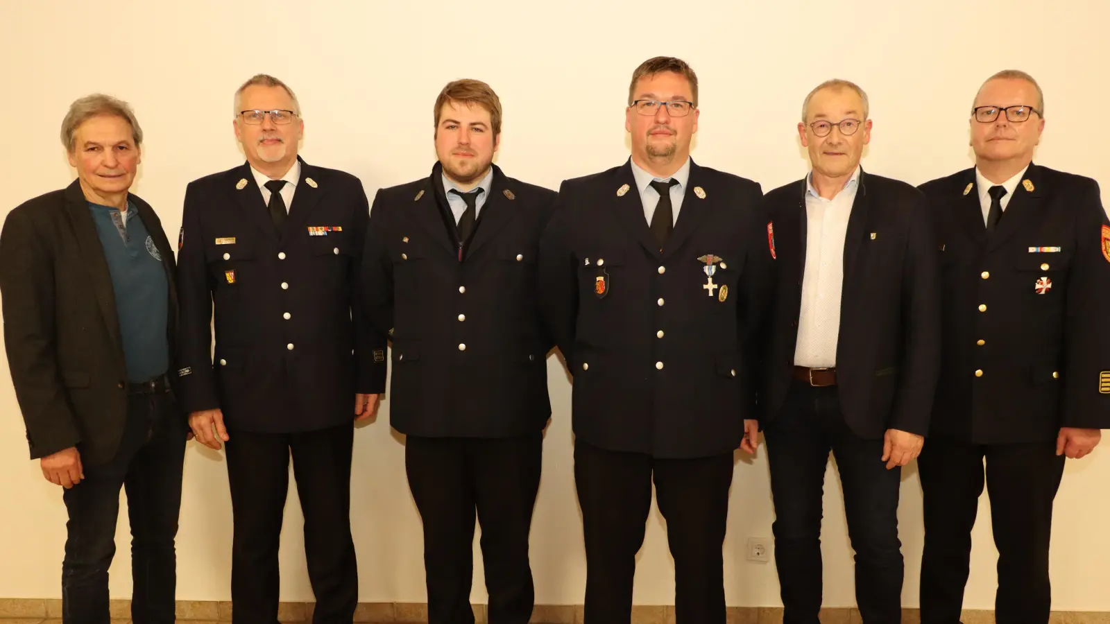 Der neue stellvertretende Feuerwehrkommandant in Rieden, Johannes Haas (3. v.l.) und Riedens Kommandant Rainer Salbeck (4. v.l.). Es gratulierten Zweiter Bürgermeister Josef Weinfurtner (v.l.), Kreisbrandmeister Jürgen Ehrnsberger, Erster Bürgermeister Erwin Geitner und Kreisbrandrat Christof Strobl. (Bild: Michael Rabenhofer)