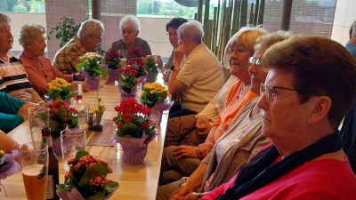 Die AWO lud zur Muttertagsfeier ins Café des Möbelhaus Gleißner. (Bild: AWO Tirschenreuth/exb)