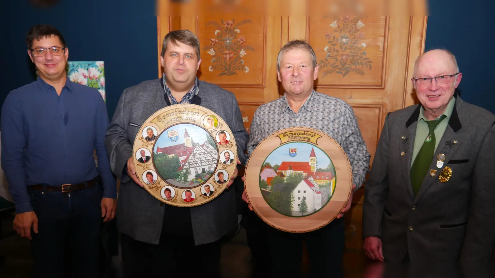 Bei der Proklamation des diesjährigen Gemeinderatsschützenkönigs in Illschwang (von links) 2. Bürgermeister Benjamin Hiltl, Bürgermeister Dieter Dehling (mit der bisherigen Schützenscheibe), Gemeinderatsschützenkönig 2024 Werner Englhard (mit der neuen Scheibe) und Schützenmeister Werner Gleißner. (Bild: Norbert Weis )