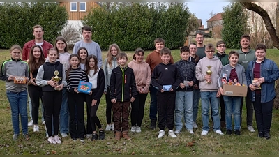 Der Schützenverein St. Georg Etzgersrieth führt das Jugend-Gaudischießen des Grenzgaus Vohenstrauß durch. Die Gewinner der Jungschützen freuen sich über ihre Preise und Pokale. Dazu gratulieren Gaujugendleiter Julius Kellner (links), Schützenmeister Jonas Weiß (rechts) und Sportleiter Christoph Weiß.<br><br><br> <br> (Bild: gi)