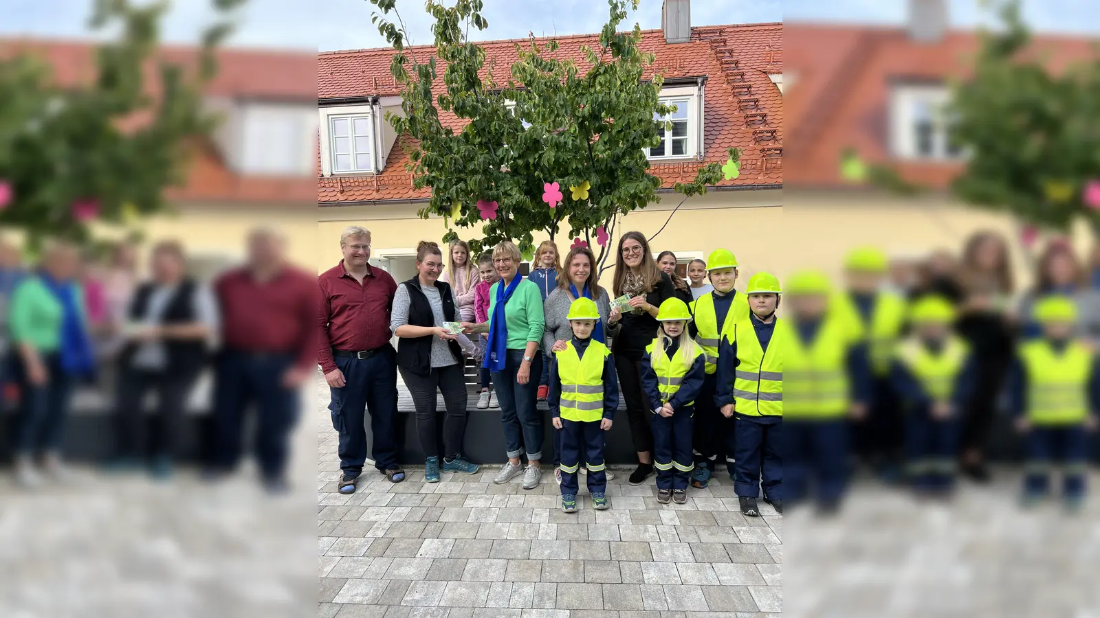 Der Katholische Frauenbund Plößberg-Schönkirch spendet je 200 Euro an die Kinderfeuerwehr Plößberg und die Jugendgruppe des OGV Plößberg.  (Bild: Nadja Trißl/exb)