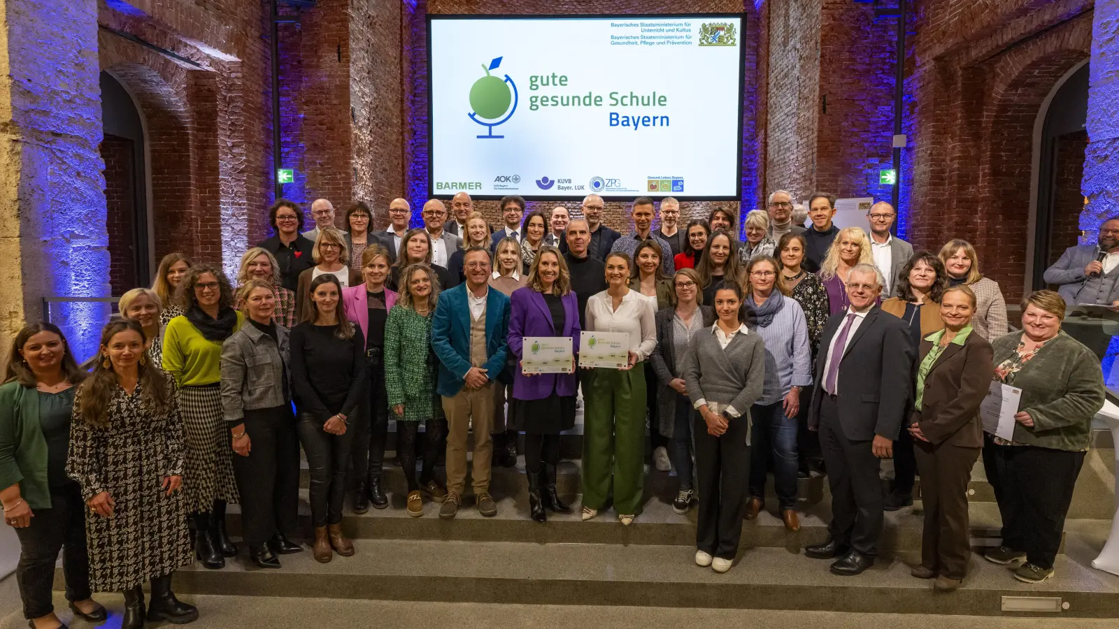 Die Vertreterinnen und Vertreter der ausgezeichneten Oberpfälzer Schulen mit Kultusministerin Anna Stolz (Mitte links) und Gesundheitsministerin Judith Gerlach (Mitte rechts). (Bild: Lennart Preiss)