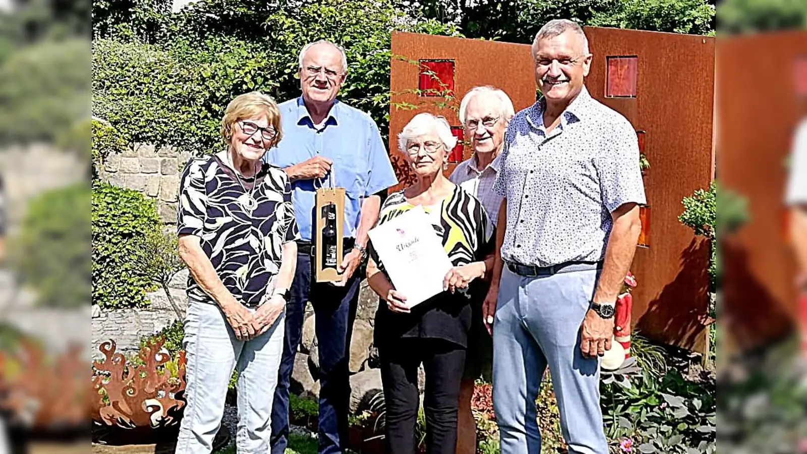 Für 50 Jahre Treue zur KAB Maria Waldrast erhielt Martha Wittmann die Urkunde. Von links: Brigitte Frömmer, Lothar Höher, Martha Wittmann, Albert Wittmann, Hans-Jürgen Gmeiner. (Bild: Heike Gmeiner)