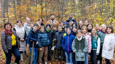 Schulleiterin Irene Sebald (links), StRin (RS) Ramona Liebisch (3.v.l.), StRin (RS) Kerstin Arnold (4.v.l.), Bürgermeister Sebastian Giering und Förster Andreas Arnold zusammen mit der Klasse 5b und ihrem frisch gepflanzten Baum. (Bild: Tobias Neubert)