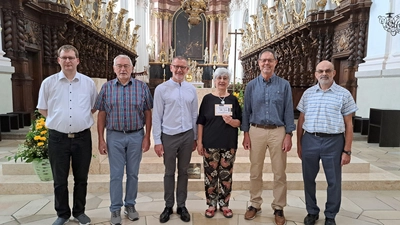 Die Spendenübergabe in der Basilika mit (von links) Kirchenmusikdirektor Andreas Sagstetter, Alois Michl, Stadtpfarrer Dr. Thomas Vogl, Friederike Cabrerizo von der Liedertafel Eschenau, Willi Prechtl und Johannes Röttges.<br> (Bild: Förderverein Freunde der Basilika/exb)