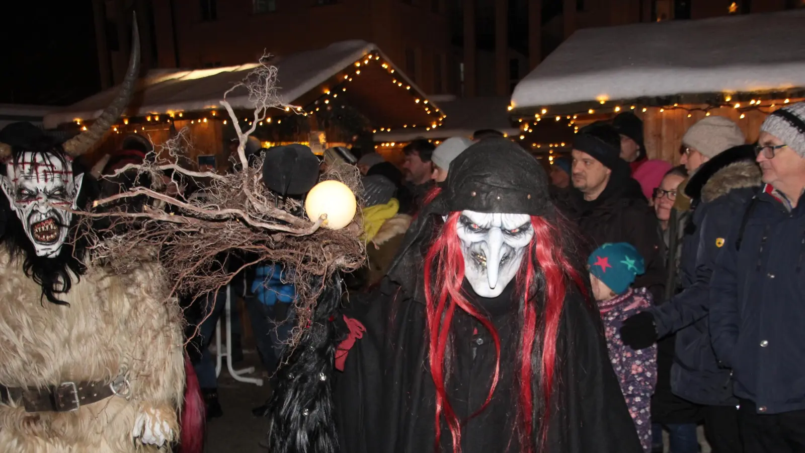 Schaurige „Grölldeifl” mischten sich unters Weihnachtsmarktpublikum in Waldsassen. (Bild: kro)