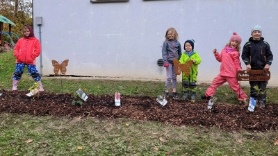 Stolz präsentieren die beteiligten Kinder das mit Beerensträuchern bepflanzte Beet im Garten des Kinderhauses St. Michael in Waldsassen.  (Bild: Kinderhaus St. Michael Waldsassen/exb)