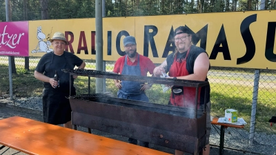 Ralf Teichmann (erster von rechts) grillte Edi’s Makrelen  (Bild: Christian Beßenreuther )