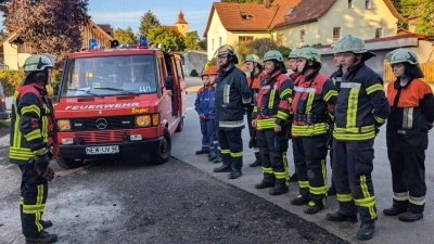 Nach der Erkundung erhält die Mannschaft vom Gruppenführer ihren Einsatzbefehl. (Bild: Kristina Woldrich)