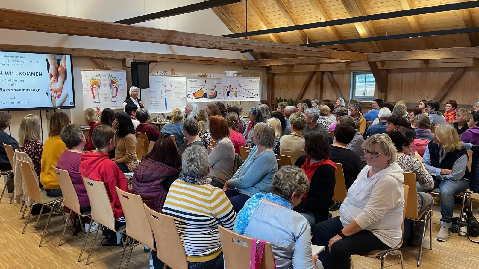 Großes Interesse fand ein Vortrag über Fußreflexzonenmassage im Schafferhof. (Bild: Uwe Rosner/exb)