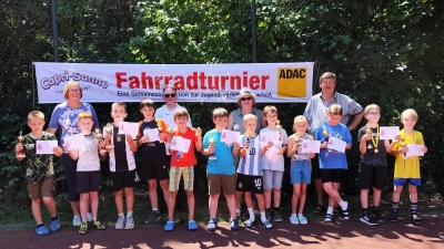 Die stolzen Gewinner des diesjährigen Fahrradturniers mit Schulleiterin Gabriela Bäumler, ADAC Vorsitzenden Karl Seiler, Renate Müller und Bürgermeister Martin Schregelmann. (Bild: Rainer Roll)