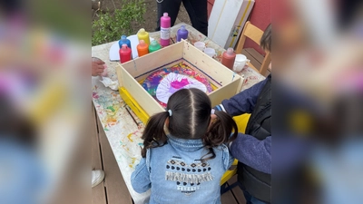 Die Kinder hatten sehr viel Spaß mit den Farben. (Bild: Nicole Pfab)