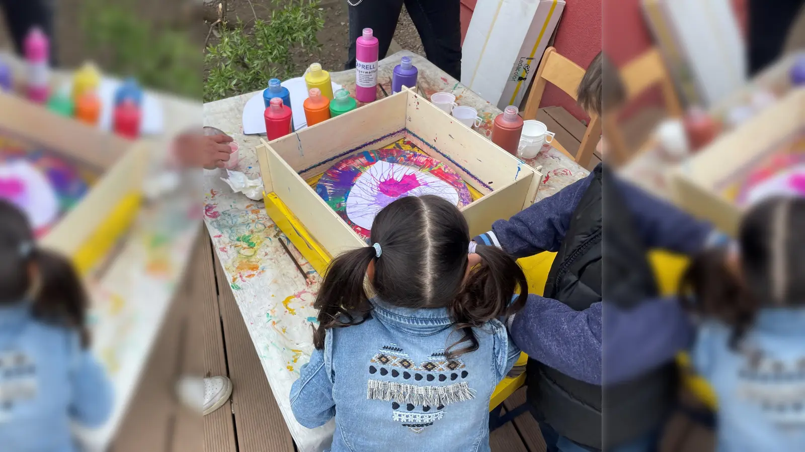 Die Kinder hatten sehr viel Spaß mit den Farben. (Bild: Nicole Pfab)
