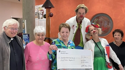  Lustige Spendenübergabe v.l.n.r.: Pfarrer Gottfried Schubach, Rosina Wild, Andrea Konz, die KlinikClowns „Dr. Beppo“ und „Frau Dr. Trudi Eierfleck“, Erna Mölle  (Bild: Friedrich Peterhans)