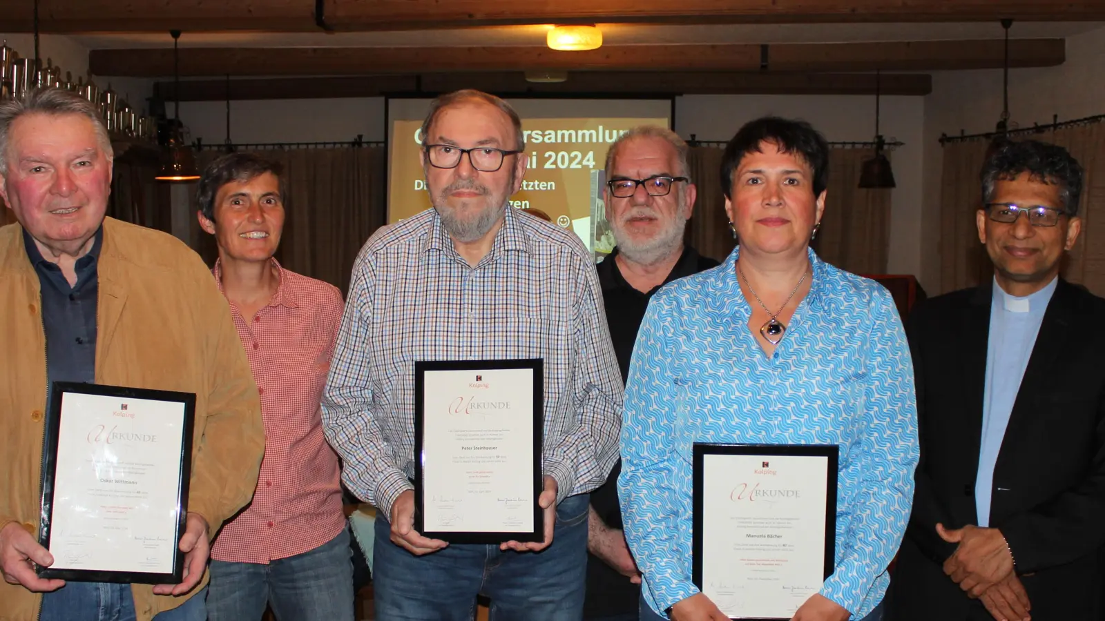 Die Kolpingsfamilie ehrte treue Mitglieder: Oskar Wittmann, Barbara Kaßeckert, Peter Steinhauser, Reiner Gärtner, Manuela Bächer und Präses Pfarrer Joseph (von links). (Bild: Reiner Gärtner/exb)