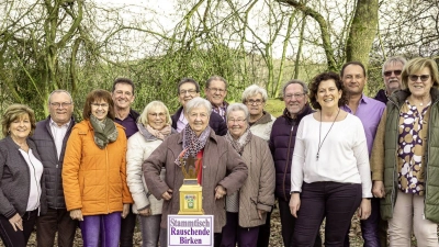 Der Stammtisch „Rauschende Birken” im Jubiläumsjahr (von links): Renate Ries, Berthold Ries, Martina Bernhard, Dieter Bernhard, Sonja Tischlak, Sepp Tischlak, Maria Spaniel, Paul Potschigmann, Lina Horst, Gisela Potschigmann, Wolfgang Spaniel, Susanne Zimmermann, Paul Zimmermann, Karl Tischlak und Ingrid Tischlak.<br> (Bild: Karlheinz Tischlak/exb)