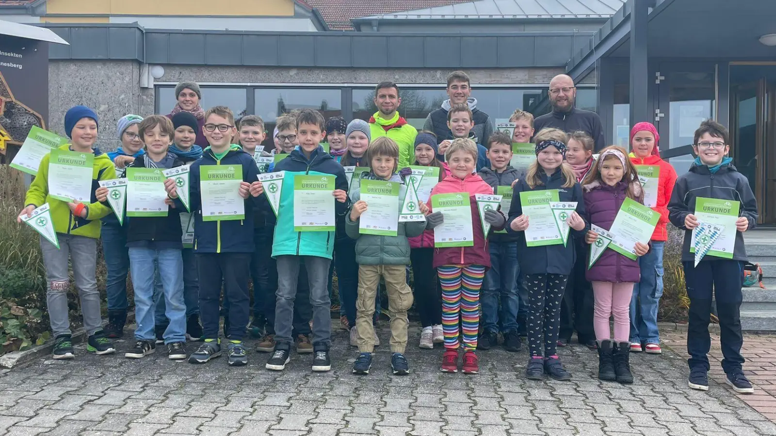 Stolz präsentieren die Kinder ihre Urkunde zur Fahrradprüfuing. (Bild: Maria Neubauer)