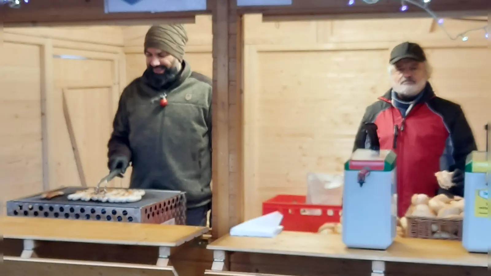 Das Bild zeigt die Vorbereitungen am Stand für die Märkte. (Bild: Josef Sirtl)