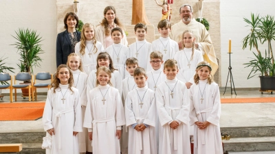 Die 14 Kommunionkinder mit Pfarrer Markus Ertl und Lehrerinnen  (Bild: SeptemberSmile Fotografie )