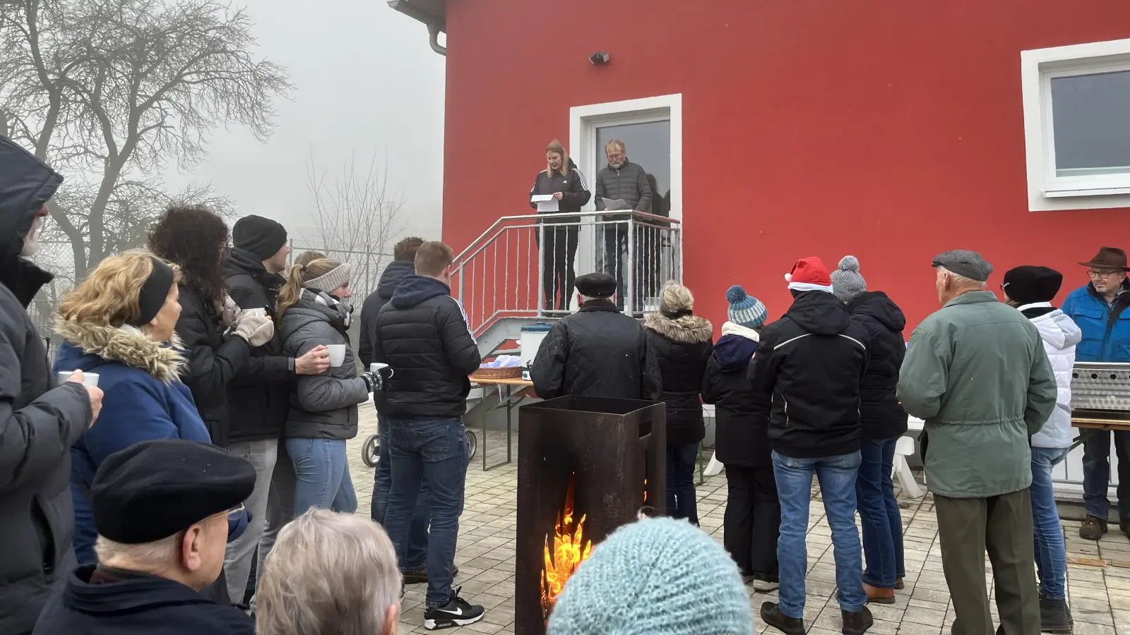 Lara Fütterer und Karl Hauer lesen beim Weihnachtsgrillen eine Geschichte vor. (Bild: ils)