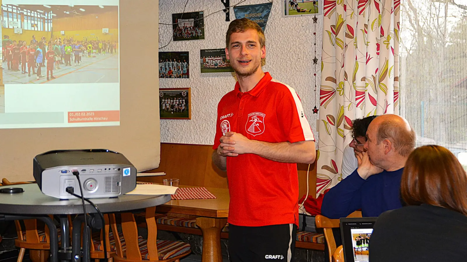 Vorsitzender Andreas Falk berichtet über viele sportliche und gesellschaftliche Aktivitäten der DJK im vergangenen Vereinsjahr. (Bild: Fritz Dietl)