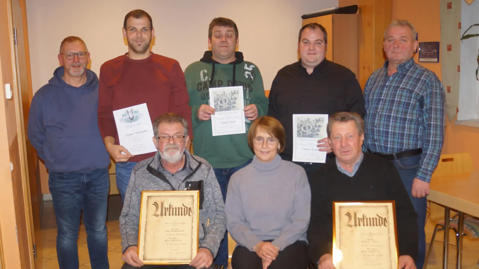 Ehrungen gab es für besondere Verdienste und langjährige Treue zum Verein. Besonders konnten Robert Kraus und Peter Schottenhaml für über 40 Jahre aktive Sängerzeit geehrt werden. Dazu gratulierte besonders die Chorleitung, sowie ( Hinten rechts im Bild ) Vorstand Josef Zimmermann sen. (Bild: Hans Schlosser)