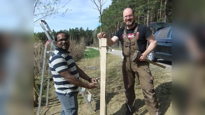 Zwei Umweltschützer sowie Idealisten, die als Pflanzer für die Nachwelt gerne einen Obstbaum (Hochstamm) setzten. Links der Ortspfarrer Sagai, der bei der Pflanzaktion beispielhaft anpackte, ebenso wie Christoph Kiefhaber, der für seine beiden Kinder Vinzenz sowie Luise-Carolin je einen Apfelbaum in die Allee einbrachte.  (Bild: Michael Götz)